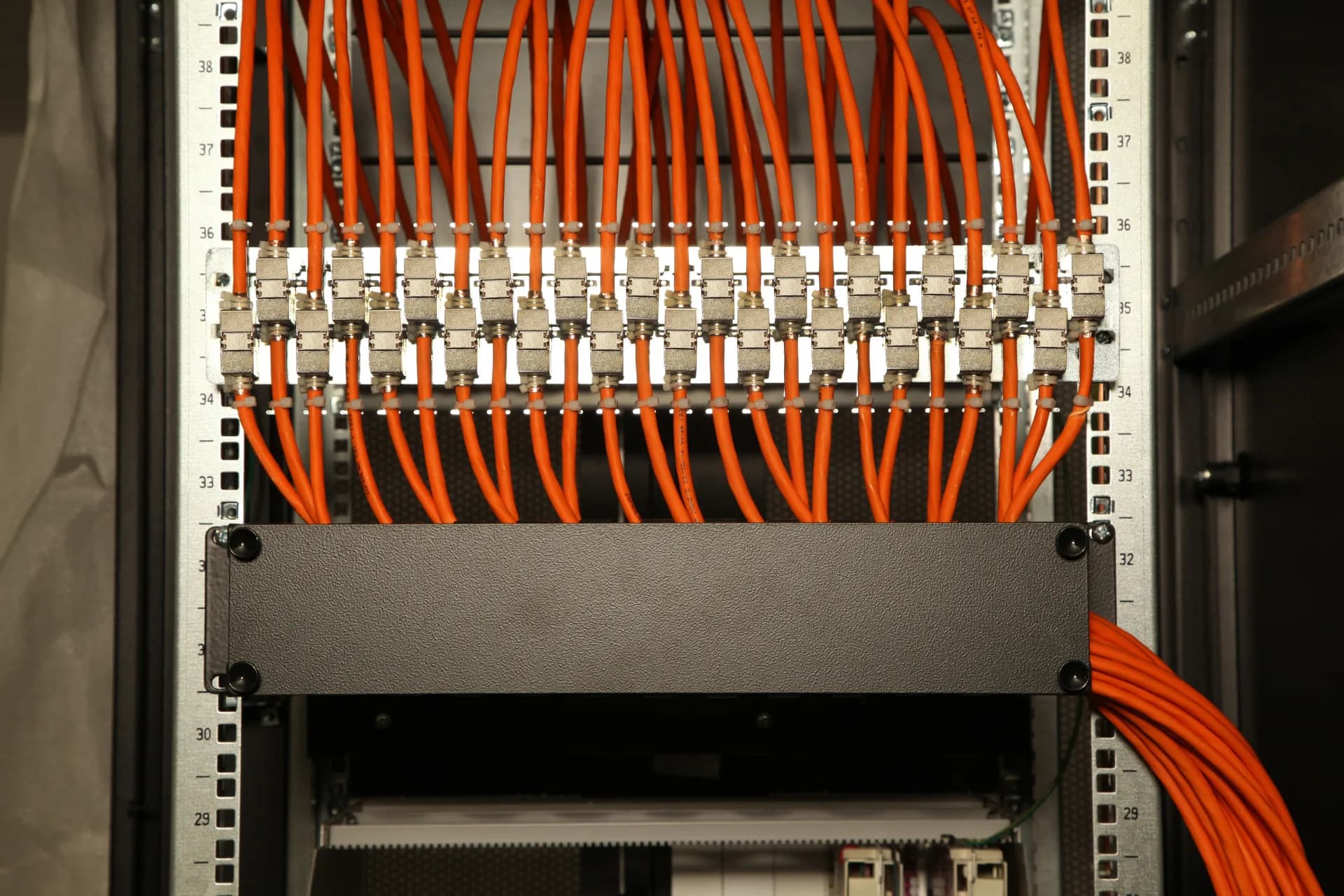 Haltepanel zur 19" / Wandmontage von 24x Verbinder 37597.1 – Ansicht 3